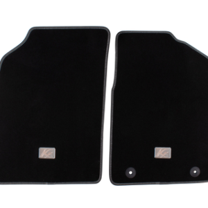 Spredaj talne preproge iz velurja, črne barve s srebrnimi dvojnimi šivi